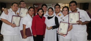 Verónica Salazar Vásquez asiste a graduación de la primera generación de enfermería UDM