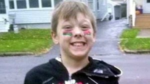 Un niño de ocho años muere al salvar a seis miembros de su familia