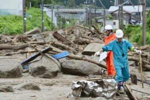 En la imagen, trabajadores caminan entre los escombros en un área afectada por un deslizamiento de tierra por las fuertes lluvias que dejó el paso del tifón Neoguri, en la ciudad de Nagiso, prefectura de Nagano, Japón